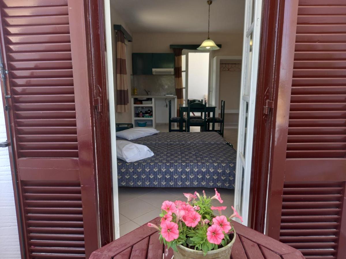 Joanna'S Rooms On The Beach Plaka  Exterior photo