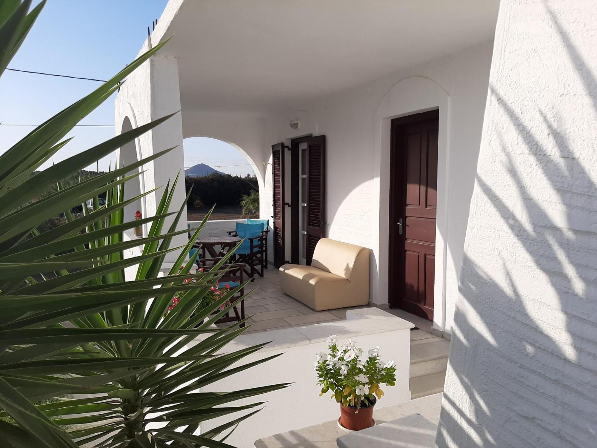 Joanna'S Rooms On The Beach Plaka  Room photo